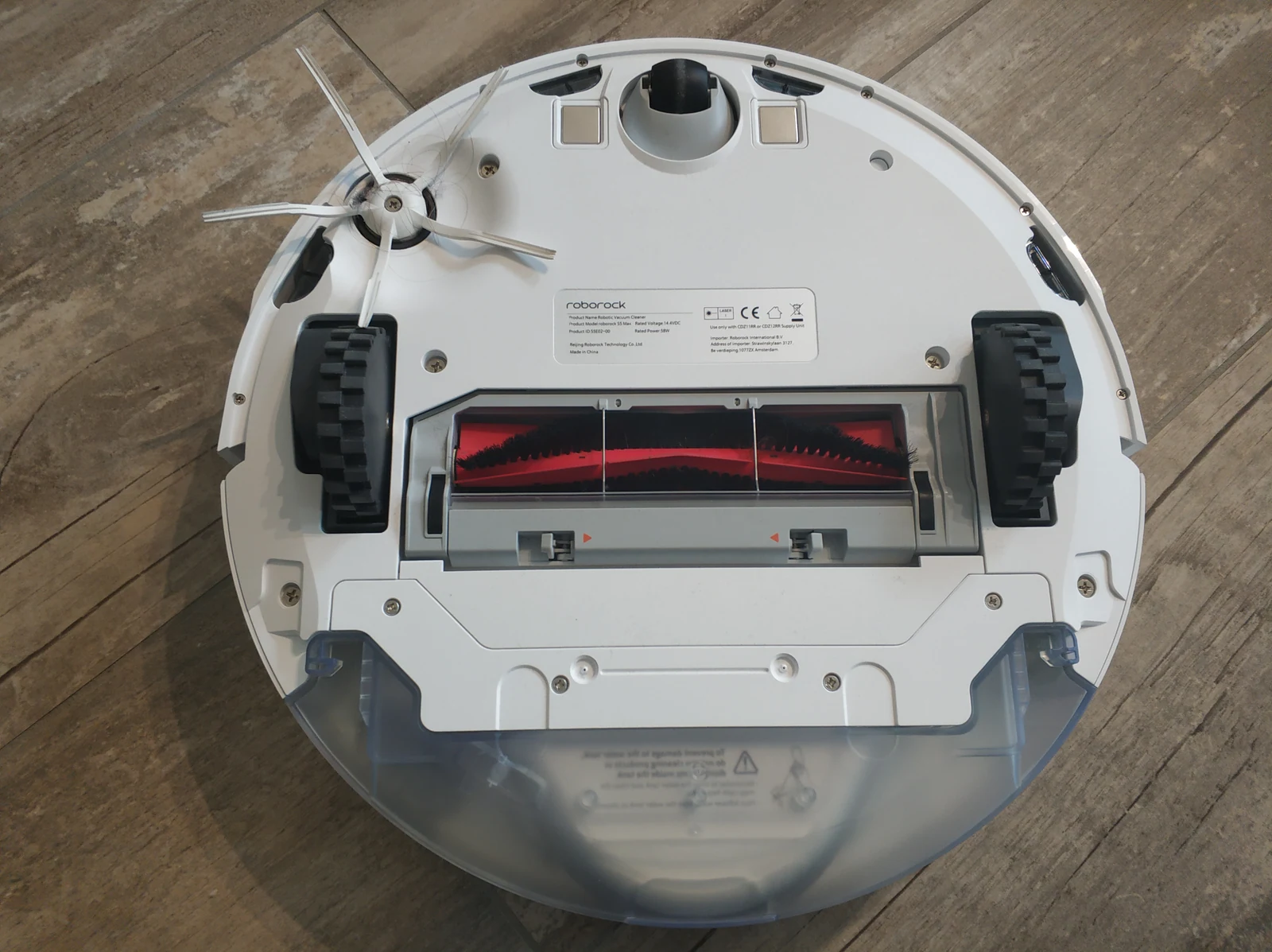 Нижняя сторона Roborock S5 Max: ведущие колёса, передний ролик и датчики