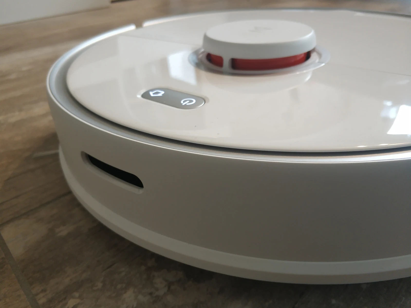 Кнопка питания и индикаторы на корпусе Roborock S5 Max