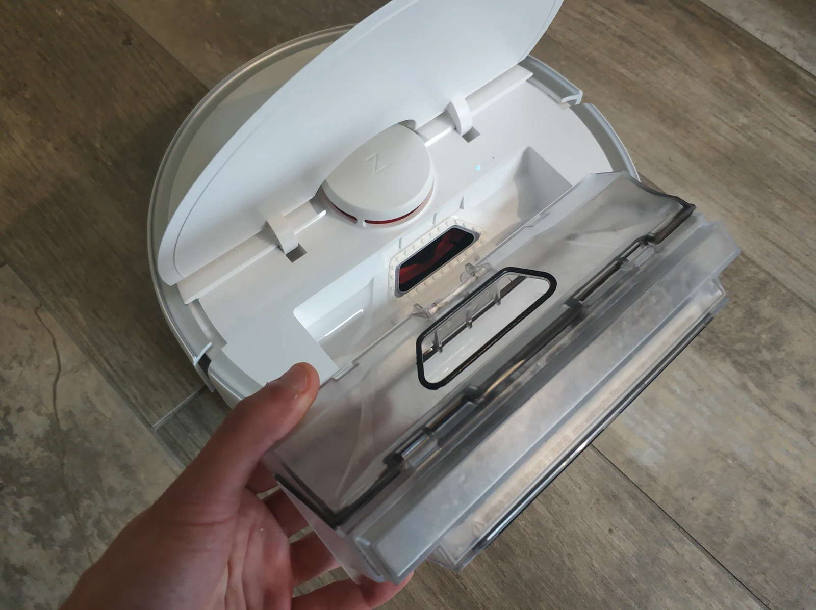 Roborock S5 Max с открытой крышкой: индикатор Wi-Fi и отсек пылесборника